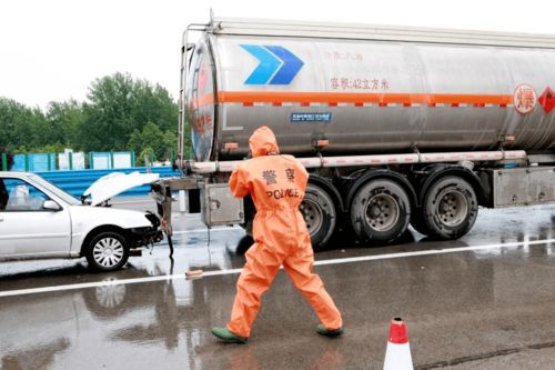 多部門聯(lián)動(dòng)演練 無(wú)人機(jī)與機(jī)器人協(xié)同守護(hù)高速危貨運(yùn)輸安全